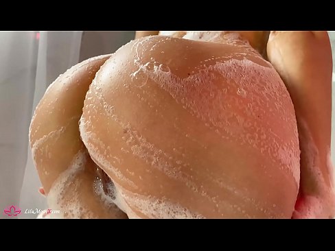 ❤️ Brunette o ipholla litho tsa botona kapa botšehali ho li khotsofatsa Pussy e nang le Vibrator ho ea ho Intense Orgasm in Shower
